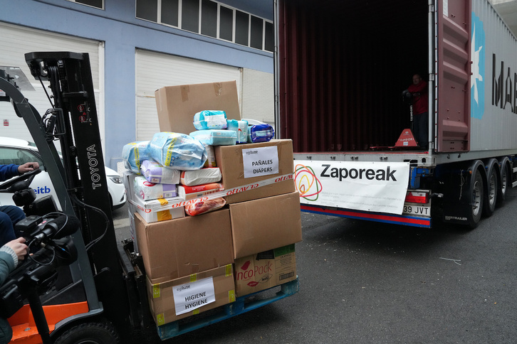 Cargando el primer camión con alimentos recogidos por Zaporeak para los afectados por los terremotos.