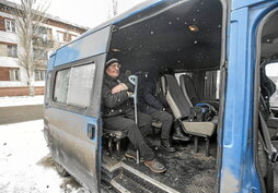 Un hombre espera en la furgoneta de Sasha y Viacheslav a ser evacuado junto a varias personas más de Chasiv Yar, óblast de Donetsk, a Konstantinovska, también en el Donbass.