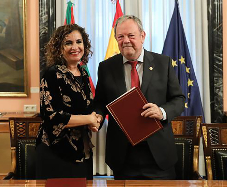Montero y Azpiazu, al firmar el acuerdo ahora ratificado, en noviembre pasado.