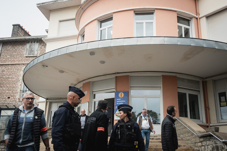 Policías ante la entrada al Liceo Santo Tomás, en Donibane Lohizune.