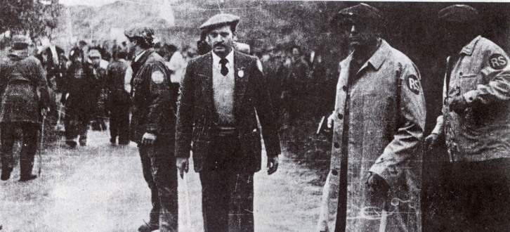 José Luis Marín García-Verde, uno de los mercenarios al que se popularizó como “el hombre de la gabardina”, con una pistola en la mano.