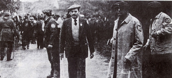 José Luis Marín García-Verde, uno de los mercenarios al que se popularizó como “el hombre de la gabardina” , con una pistola en la mano.