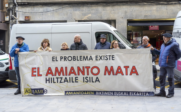 Concentración de la Asociación de Víctimas del Amianto de Euskadi (Asviamie) ante los juzgados de Bilbo.