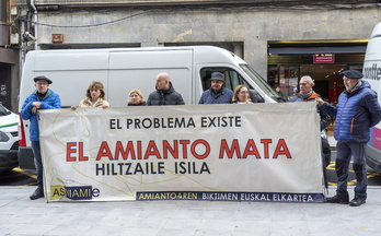 Concentración de la Asociación de Víctimas del Amianto de Euskadi ante los juzgados de Bilbo.