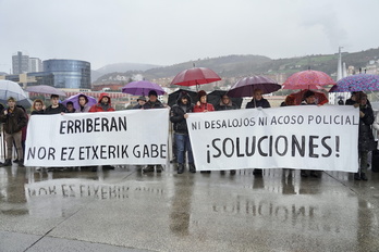 Concentración vecinal contra los desalojos y el acoso policial en Deustuibarra.