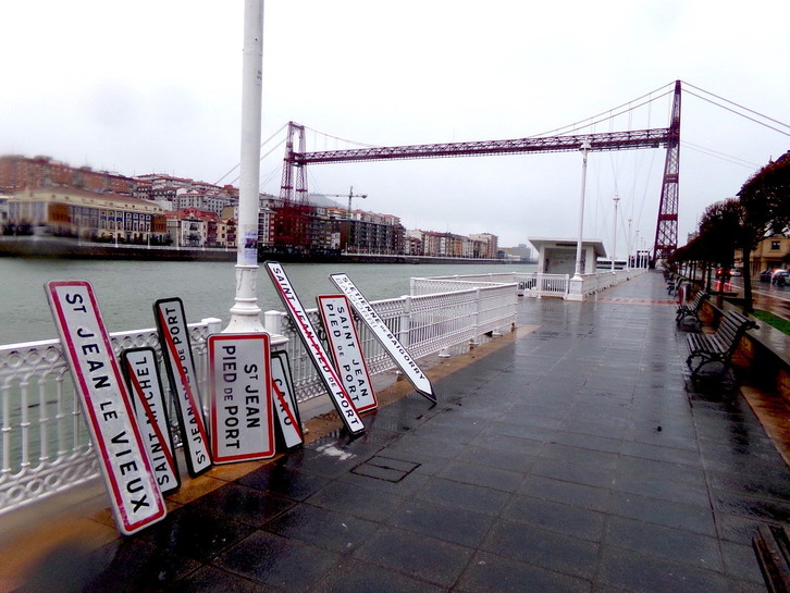 frantsesezko bide seinaleak kendu eta Portugaleteko Bizkaia Zubian jarri dituzte.