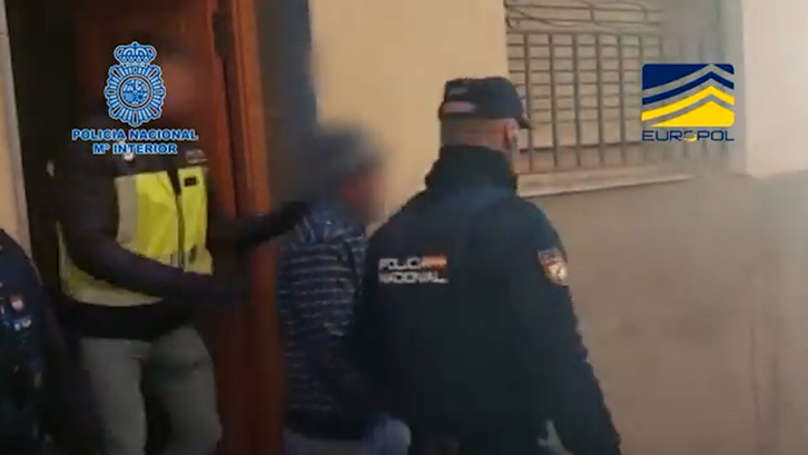 Captura de un vídeo difundido por la Policía española de la detención en Tutera.