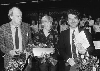 Roald Dahl, primero por la izquierda, en 1982. 