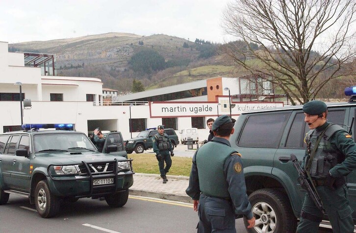 Guardia Zibila Marin Ugalde parkean, “Euskaldunon Egunkaria”-ren itxiera egunean.