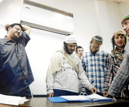 Gilad Sade (de blanco) con Ben Gvir a su derecha, durante una visita de este último a los adolescentes durante un juicio en 2004. Todos fueron condenados.
