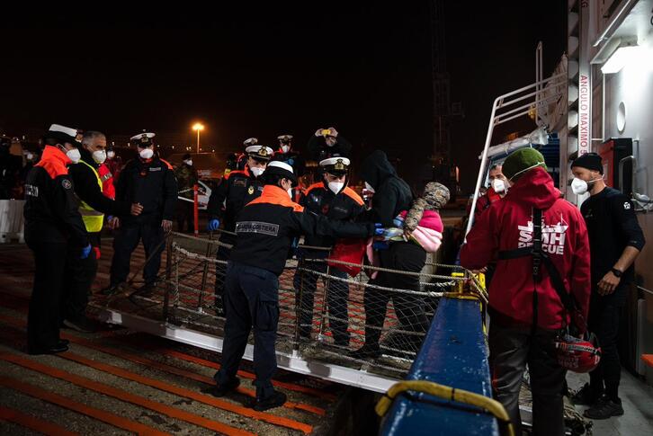 Aita Mari ha desembarcado a 40 personas en el puerto de Ortona de Italia.