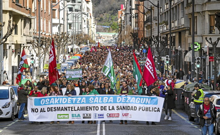 Cabeza de la manifestación de Bilbo, a punto de transitar junto a la delegación del Departamento de Salud.