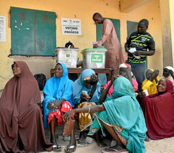 Desplazadas internas víctimas de Boko Haram esperan para votar en Yola.