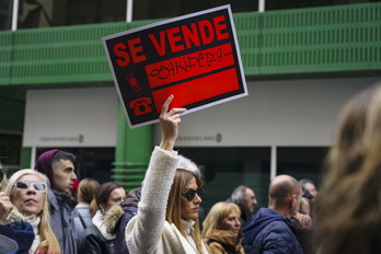 Cartel en la manifestación de ayer en Bilbo.