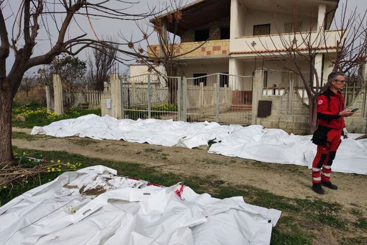 Cadáveres rescatados en la playa de Steccato di Cutro.