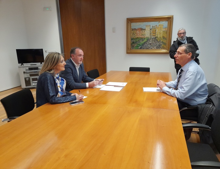 Esparza e Ibarrola, reunidos con Pérez, secretario general del Sindicato Médico.