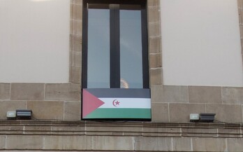 Gasteizko parlamentuaren egoitzan Saharako bandera jarri dute.