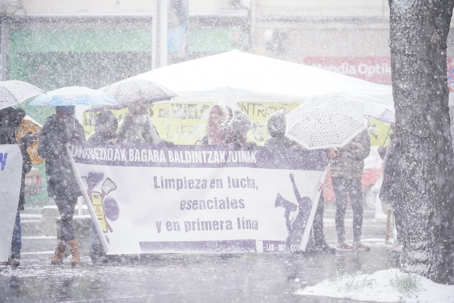 Osakidetzako garbiketa azpikontrateko langileen protesta elurrari aurre egin beha izan dio Gasteizen.