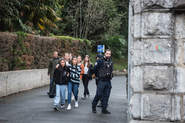 Estudiantes abandonan, visiblemente afectadas, el liceo en que se produjo el drama, el pasado 22 de febrero.