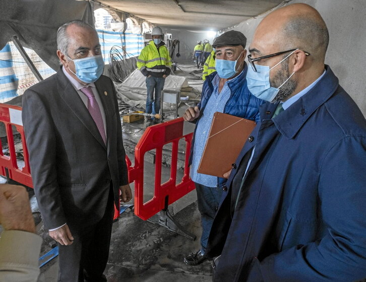 Iñaki Arriola y Pedro Marco en las obras del Topo. En medio, Ernesto Martínez de Cabredo.