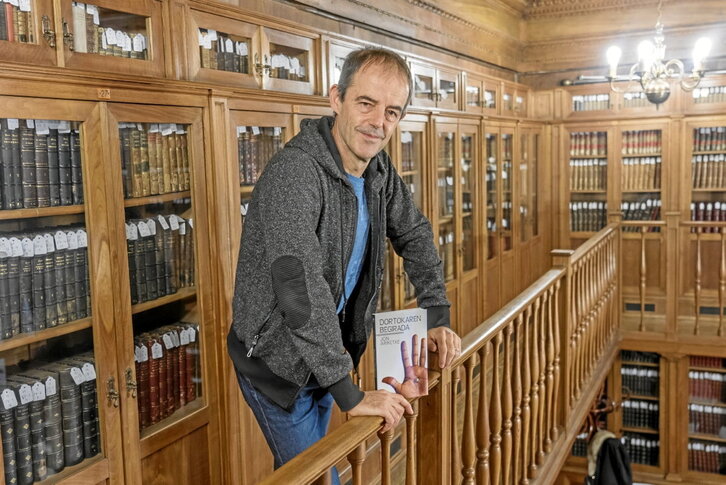 Jon Arretxe, con «Dordoken begirada», la última entrega de la serie Touré.