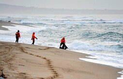 Equipos de salvamento trabajan en la playa de Le Castella.