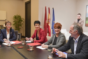 María Chivite y Elma Saiz, dirigentes del Gobierno navarro, con Bakartxo Ruiz y Adolfo Araiz (EH Bildu) en una reunión en 2019.