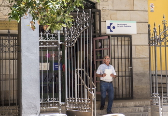 Un paciente sale de un ambulatorio de Osakidetza.