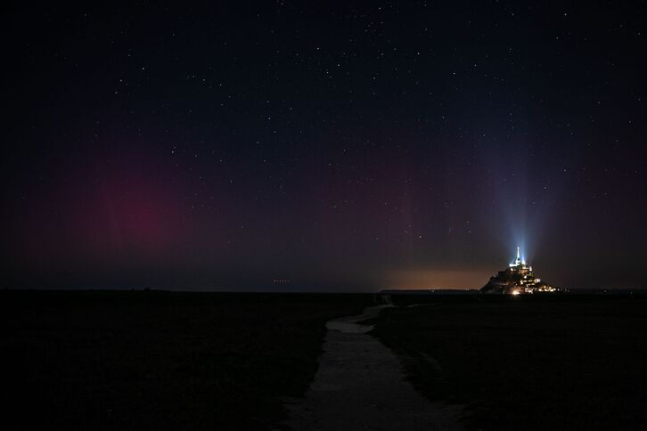 Aurora boreal rojiza en Mont-Saint-Michel, en Normandía.