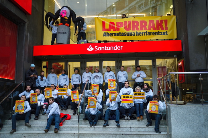 Protesta de Sortu ante la sede del Banco Santander en Bilbo. 