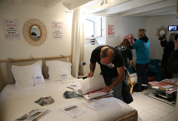 Activistas de Alda! durante la ocupación de una vivienda turística en setiembre de 2021 en Biarritz