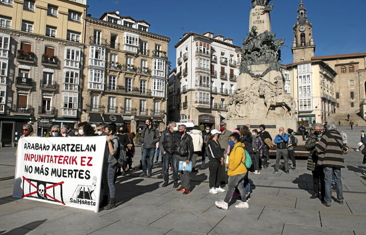 Concentración para denunciar las muertes en Zaballa.