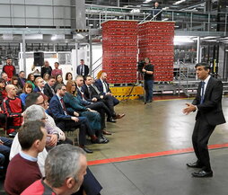 Sunak se reunió con empresarios locales durante su visita a Coca Cola, en Lisburn.