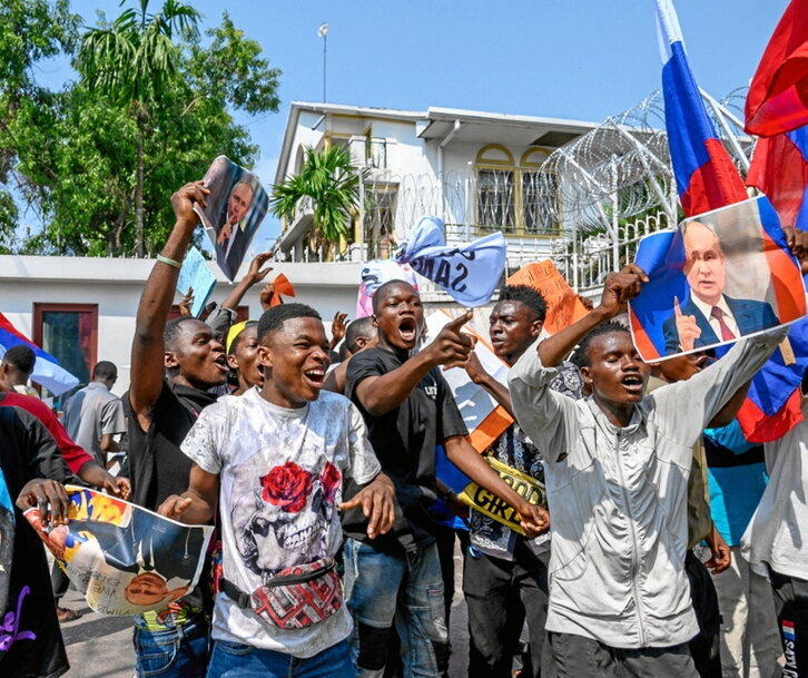 Errusiaren eta Putinen aldeko ikurrak, Kinshasan.