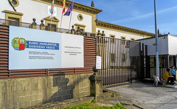 Las tres prisiones de la CAV son competencia del Gobierno de Lakua, como muestra el cartel de Martutene.