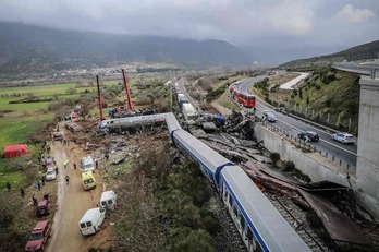 Policía y equipos de emergencia buscan entre los restos de los vagones aplastados tras el accidente ferroviario de Tempe. 