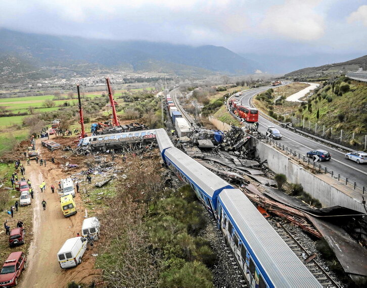 Policía y equipos de emergencia buscan entre los restos de los vagones aplastados tras el accidente ferroviario de Tempe.