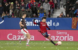 Abde, con su disparo de zurda, hizo el único gol del partido en un Sadar con récord de asistencia desde su renovación. Abajo, Agirrezabala bloquea el balón.