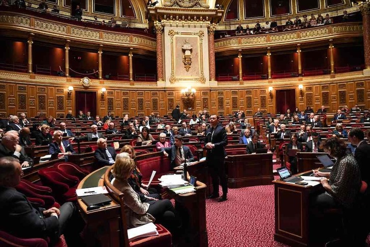 El ministro de Trabajo, Olivier Dussopt, se dirige al Senado, de mayoría conservadora.