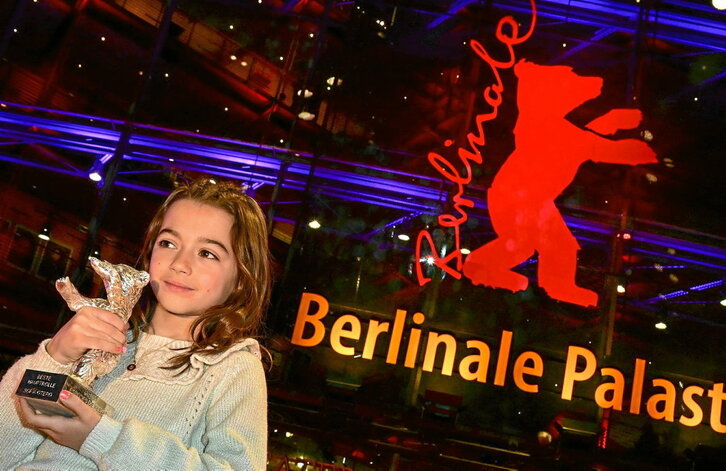 Sofia Otero, 9 urteko aktore basauriarra, Berlinen irabazitako Zilarrezko Hartzarekin. (Tobias SCHWARZ / AFP)