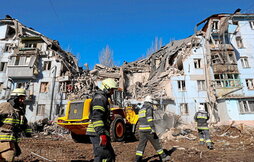 Edificio de apartamentos alcanzado ayer por un ataque en Zaporiyia, al sur de Ucrania.