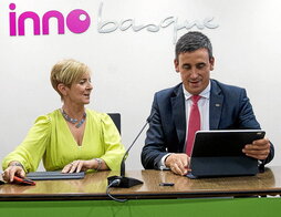 El exdirector de la SPRI Alexander Arriola, junto a la consejera Arantxa Tapia.