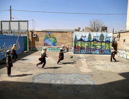 Varias niñas juegan en un colegio de Teherán.