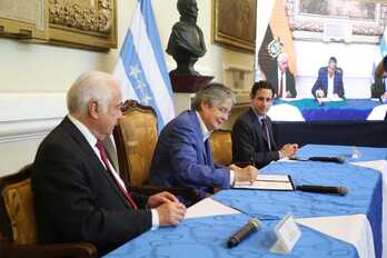 El presidente ecuatoriano, Guillermo Lasso, firma el contrato. 
