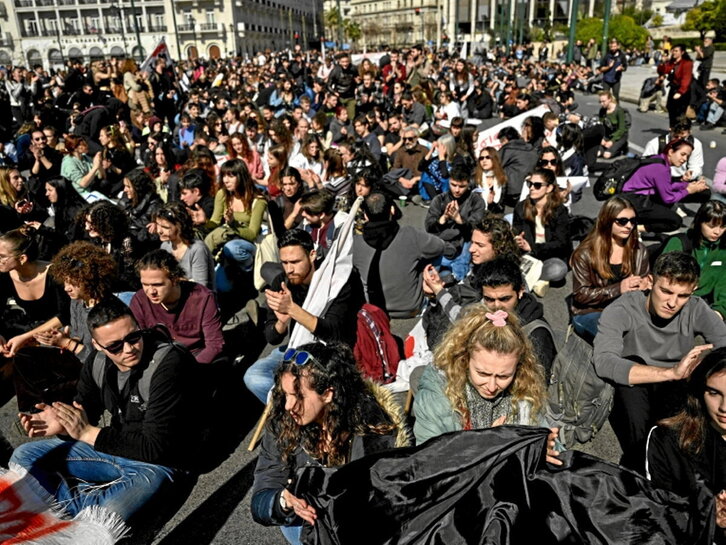 Ikasleak, Parlamentuaren kanpoaldean protestan.