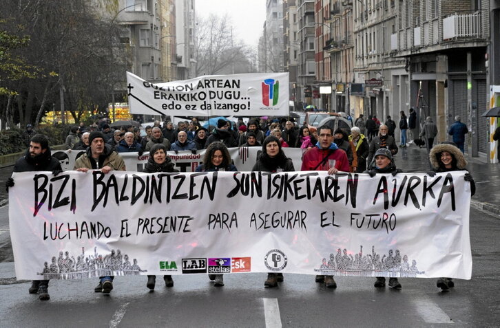 La manifestación, que arrancó desde la iglesia de San Francisco, reunió a miles de personas.