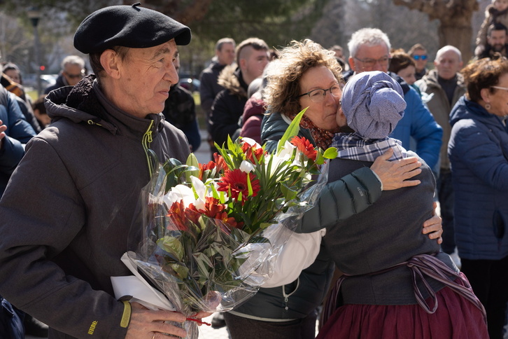 Paco Rey y Yolanda Urmeneta, aita y ama de ‘Antxo’, reciben un ramo de flores. 