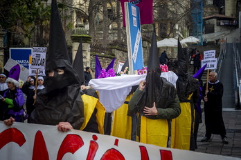 Unos particulares nazarenos han reivindicado en Gasteiz la escuela pública.