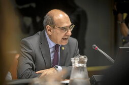 Jon Darpón, dando explicaciones en una Comisión del Parlamento de Gasteiz.