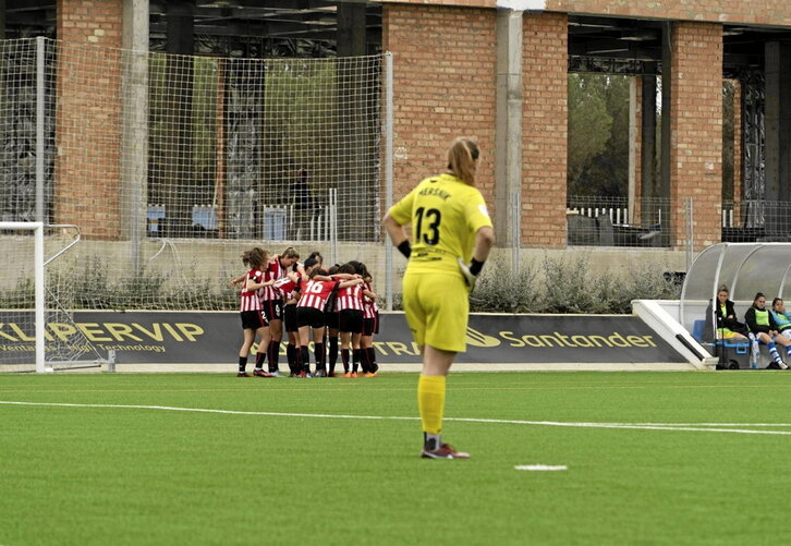 Las rojiblancas celebran su tercer gol, con una Mersnik abatida en primer plano.